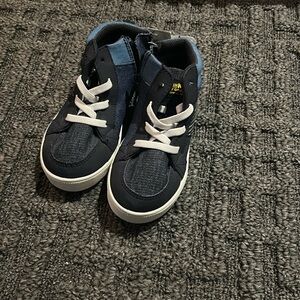 Size 10 ( kids ) sneakers !